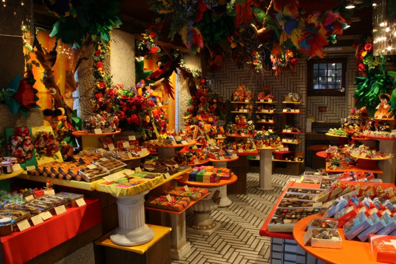 vente-LA CROIX SUR ROUDOULE-min_candy_store_chocolate_shop_chocolate_switzerland-393515