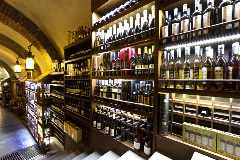 vente-LA CROIX SUR ROUDOULE-min_world_street_travel_shop_canon_georgia_wine_bottles-429767